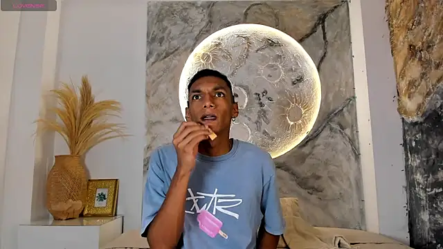 JulienSaint online show from April 14, 11:38 am