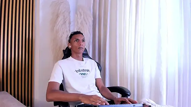 JulienSaint online show from April 23, 11:53 am