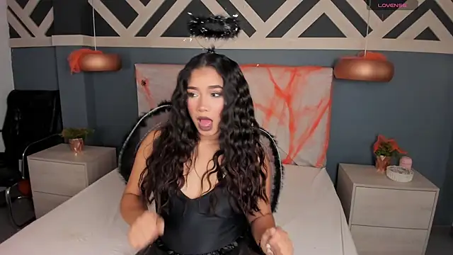 EmilyZahar online show from October 31, 11:55 am