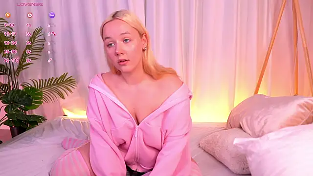 Snapshot of MissBunnyDoll chatting on April 25, 7:33 am MissBunnyDoll online show from April 25, 7:33 am