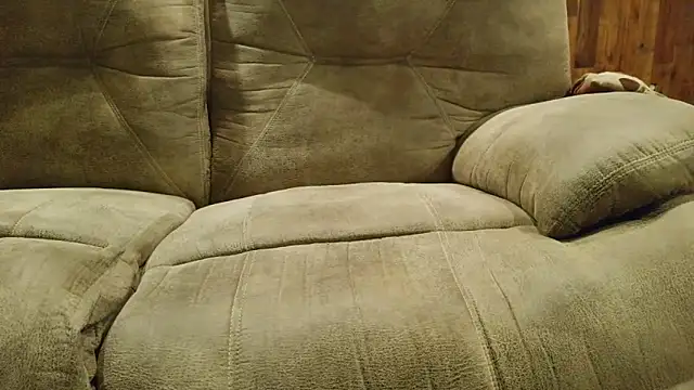 Snapshot of herguiltypleasure chatting on March 29, 12:43 am herguiltypleasure online show from March 29, 12:43 am