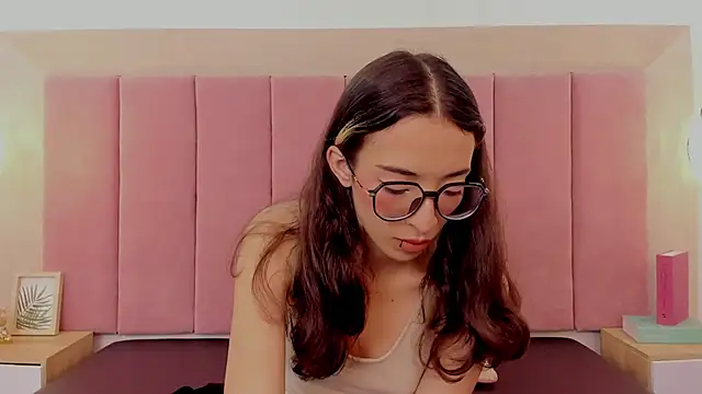 Emilia Bons online show from November 12, 1:33 pm