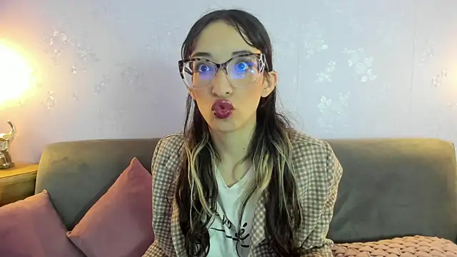 Emilia Bons online show from April 21, 12:55 pm