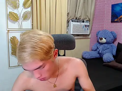 fuckerfriendsxx online show from April 18, 12:31 pm