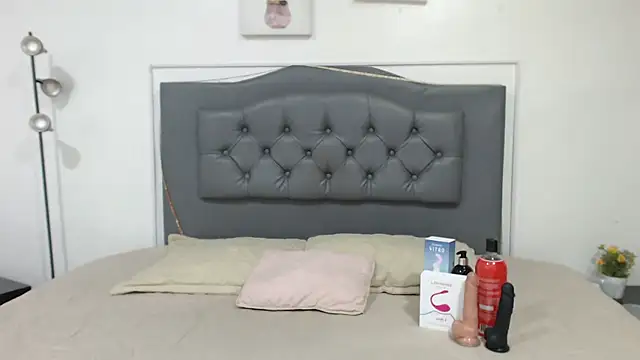 Snapshot of Janne_ chatting on December 2, 12:27 am Janne online show from December 2, 12:27 am