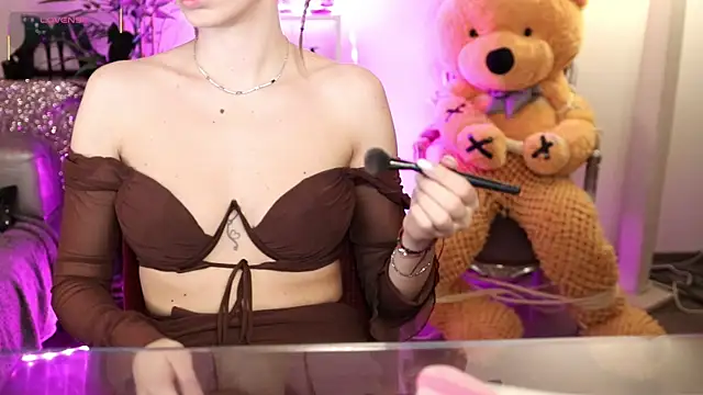 NovaHollisx online show from April 7, 4:02 am