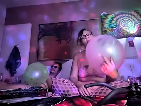 SparklesB1tch online show from April 8, 9:31 am