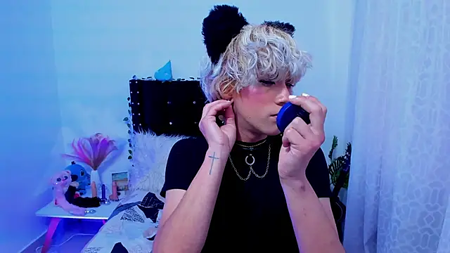 Snapshot of Cooperrosscute233 chatting on November 12, 8:19 pm Cooperrosscute233 online show from November 12, 8:19 pm