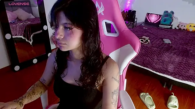 larah uwu online show from September 21, 7:48 pm