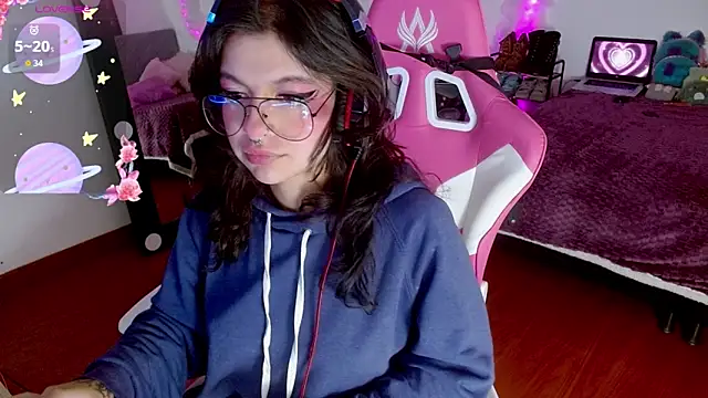 larah uwu online show from September 30, 7:41 pm