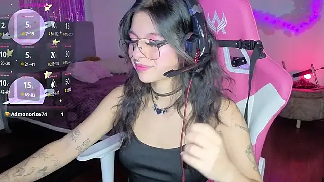 larah uwu online show from January 15, 7:17 pm