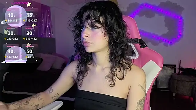 larah uwu online show from February 28, 4:52 pm