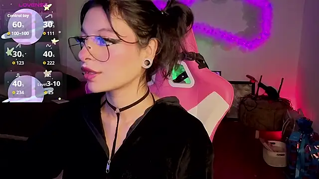 larah uwu online show from March 17, 8:56 pm