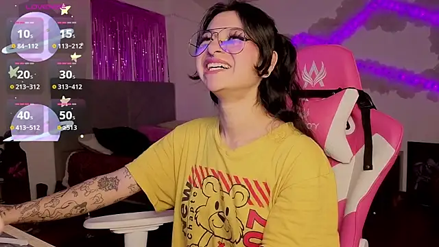 larah uwu online show from April 14, 6:14 pm