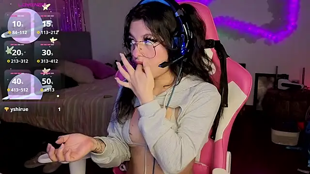 larah uwu online show from April 21, 6:23 pm