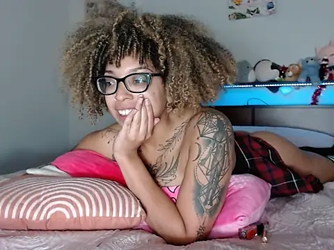 Cherribombzz online show from March 1, 5:15 pm