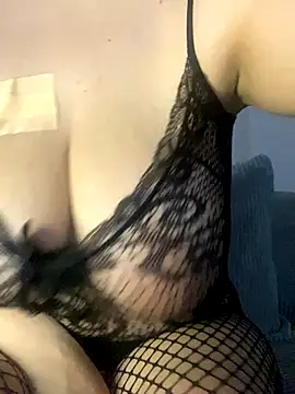 Snapshot of emiliafrancaise chatting on October 13, 11:54 am emiliafrancaise online show from October 13, 11:54 am