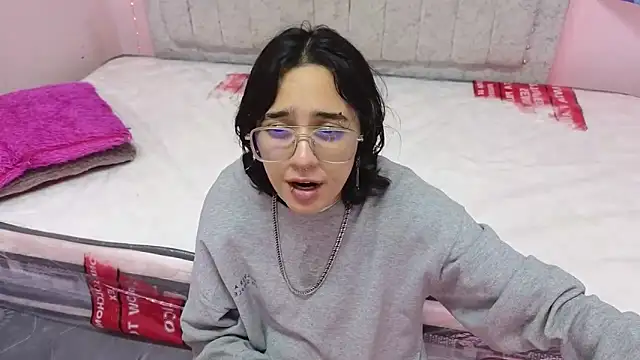 Snapshot of katalinathxandbritney1 chatting on September 14, 9:58 pm katalinathxandbritney1 online show from September 14, 9:58 pm