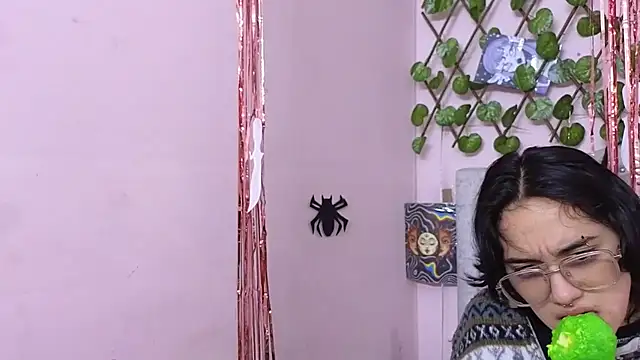 Snapshot of katalinathxandbritney1 chatting on October 6, 11:13 pm katalinathxandbritney1 online show from October 6, 11:13 pm