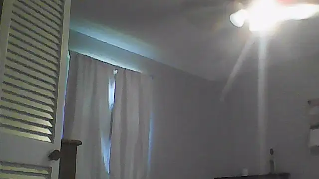 Snapshot of sarahkat86 chatting on April 24, 10:01 pm sarahkat86 online show from April 24, 10:01 pm
