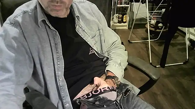 Snapshot of Chrisprngr chatting on October 6, 8:17 pm Chrisprngr online show from October 6, 8:17 pm