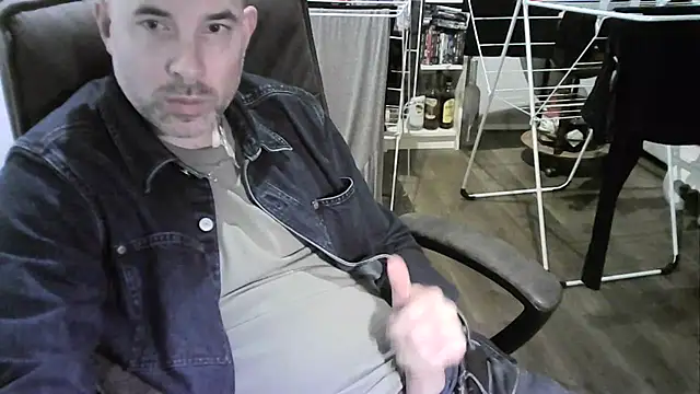 Snapshot of Chrisprngr chatting on October 10, 4:39 pm Chrisprngr online show from October 10, 4:39 pm