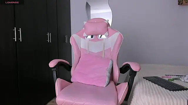 kendal hot01 online show from April 7, 7:03 pm