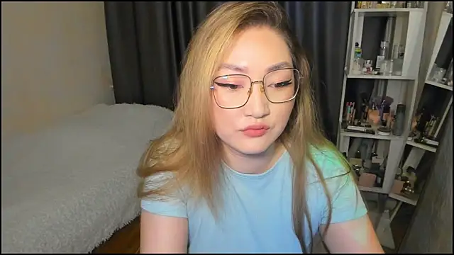 lyra x online show from February 7, 1:37 pm