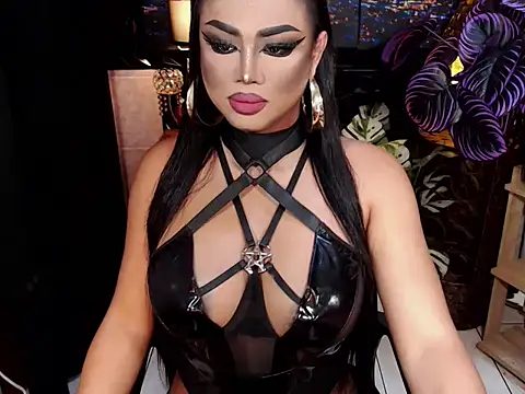 Snapshot of TRANSLUNAA chatting on December 4, 4:22 am TRANSLUNAA online show from December 4, 4:22 am