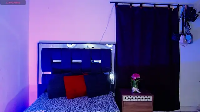 taniaqueen18 online show from October 6, 9:01 pm