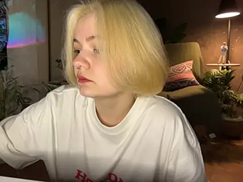 MoonIvy  online show from April 17, 7:06 pm