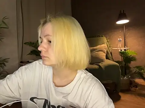 Snapshot of MoonIvy_ chatting on June 14, 7:38 pm MoonIvy online show from June 14, 7:38 pm