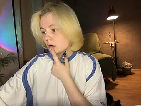 Snapshot of MoonIvy_ chatting on June 28, 7:31 pm MoonIvy online show from June 28, 7:31 pm