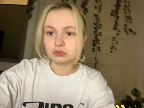 Snapshot of MoonIvy_ chatting on July 10, 7:27 pm MoonIvy online show from July 10, 7:27 pm