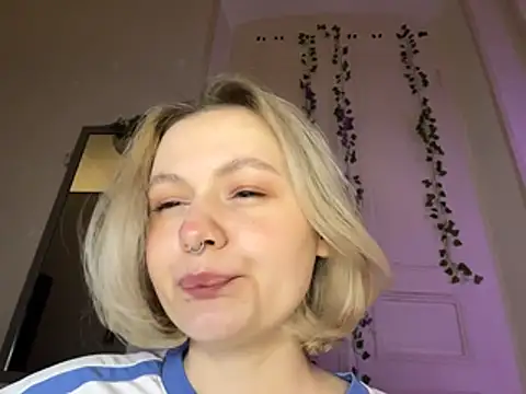 Snapshot of MoonIvy_ chatting on July 20, 8:11 pm MoonIvy online show from July 20, 8:11 pm