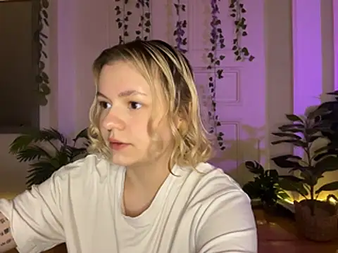 Snapshot of MoonIvy_ chatting on August 6, 8:22 pm MoonIvy online show from August 6, 8:22 pm
