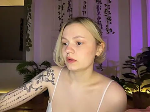 Snapshot of MoonIvy_ chatting on August 7, 8:11 pm MoonIvy online show from August 7, 8:11 pm