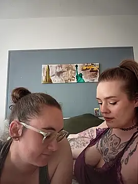 AndHerXO online show from April 22, 2:18 pm