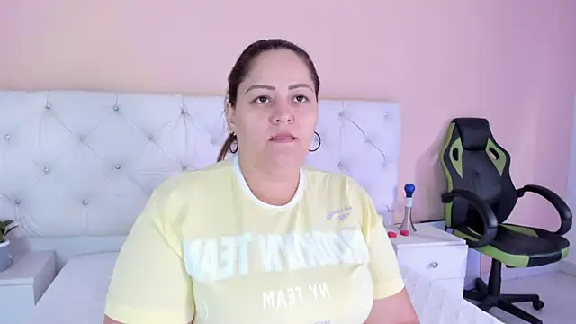 Snapshot of katte_landerr chatting on October 6, 1:19 pm katte landerr online show from October 6, 1:19 pm