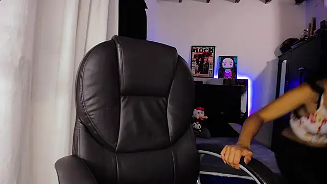 loganher900 online show from April 7, 12:11 am