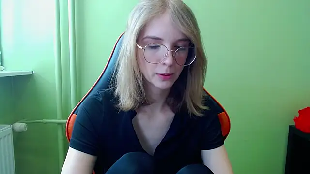 juicyPenny online show from March 24, 7:35 am