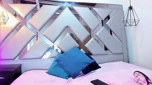 Lorenn Hill online show from September 30, 1:38 pm