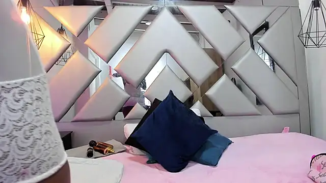 Lorenn Hill online show from October 1, 1:06 pm