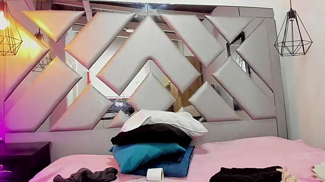 Lorenn Hill online show from October 2, 5:20 pm