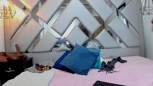 Lorenn Hill online show from October 18, 12:50 pm