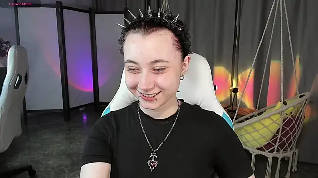 ClaraParks online show from April 21, 7:17 pm