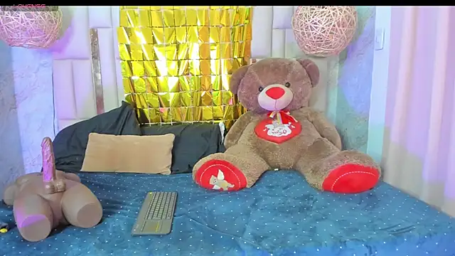 Snapshot of NikkyyRed chatting on October 12, 2:43 am NikkyyRed online show from October 12, 2:43 am