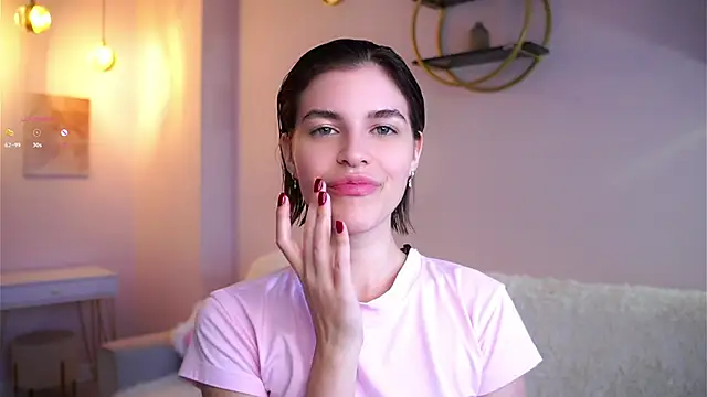 Snapshot of EleneButton chatting on September 28, 1:33 am EleneButton online show from September 28, 1:33 am