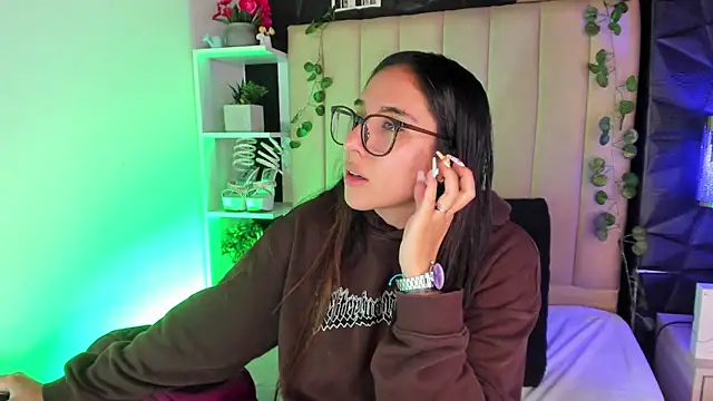 Bonnali lune online show from February 5, 10:03 pm