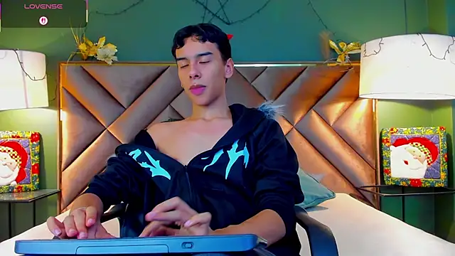 Snapshot of Aiden_Royce chatting on December 18, 10:16 pm Aiden Royce online show from December 18, 10:16 pm